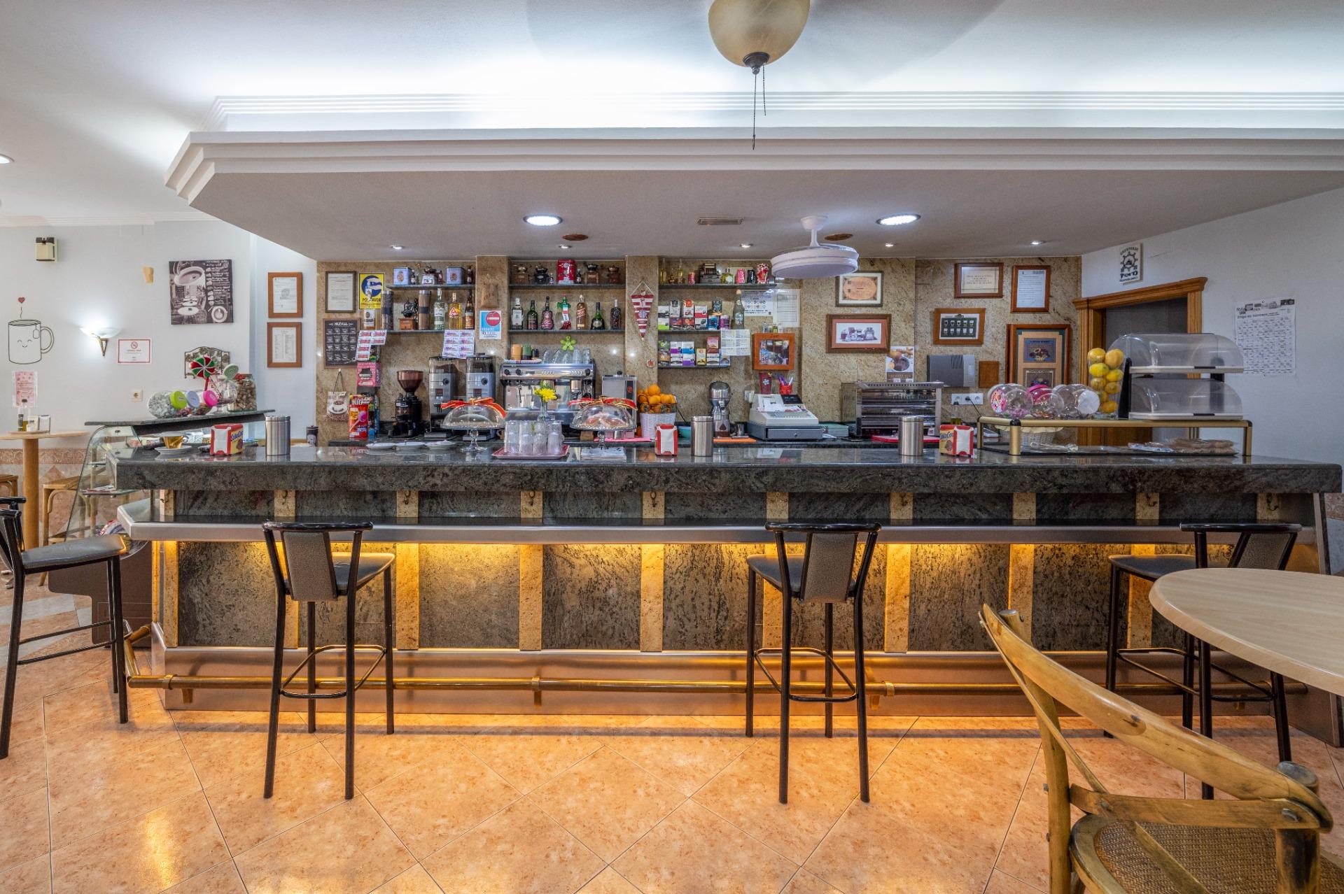 CAFETERIA FOR SALE AT FULL CAPACITY, WITH THE POSSIBILITY OF TRANSFER OR RENTAL.