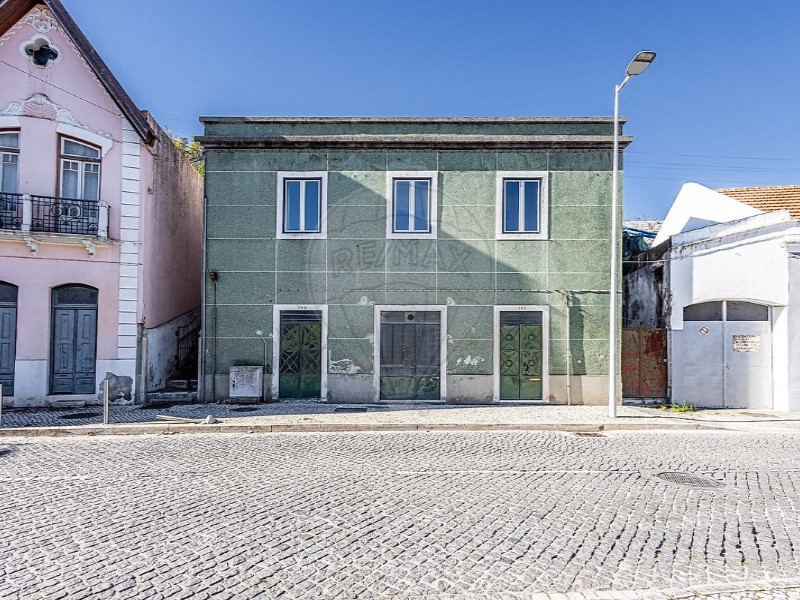 Building for sale in União de Freguesias da cidade de Santarém, Portugal