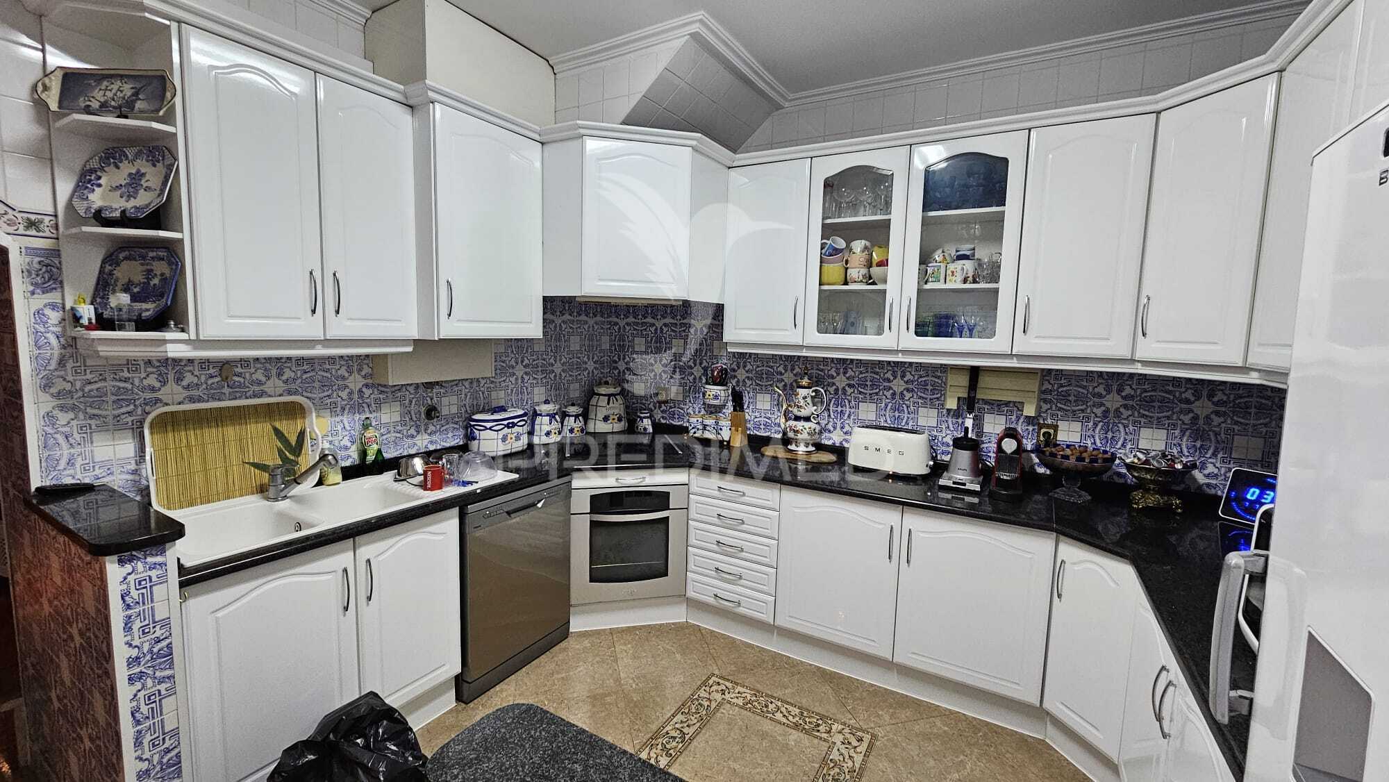 6 Bedroom Villa with Pool in Esgueira