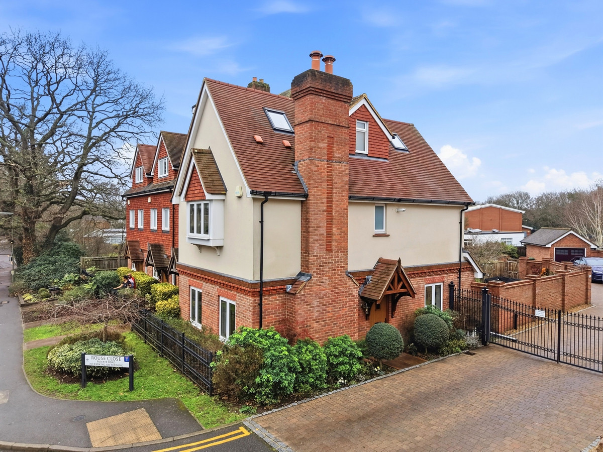 Town House: for sale in Weybridge