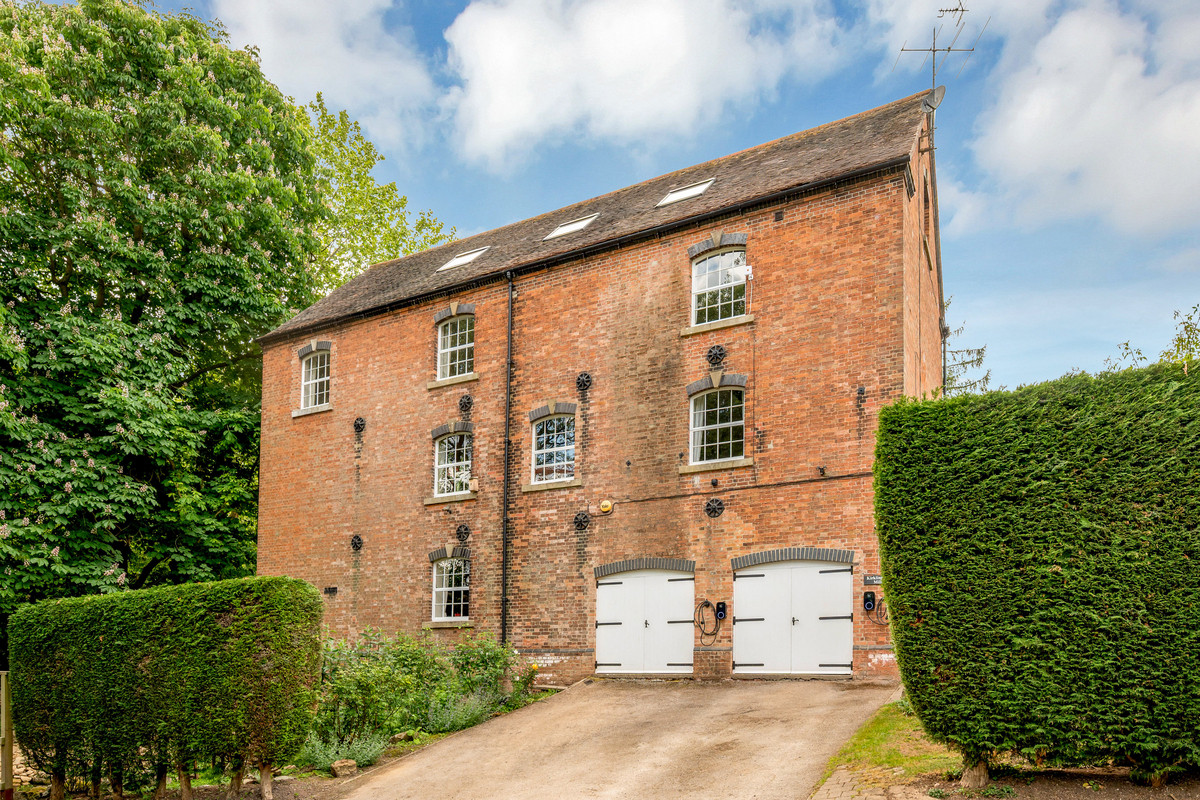 Detached House: for sale in Kirklington Newark