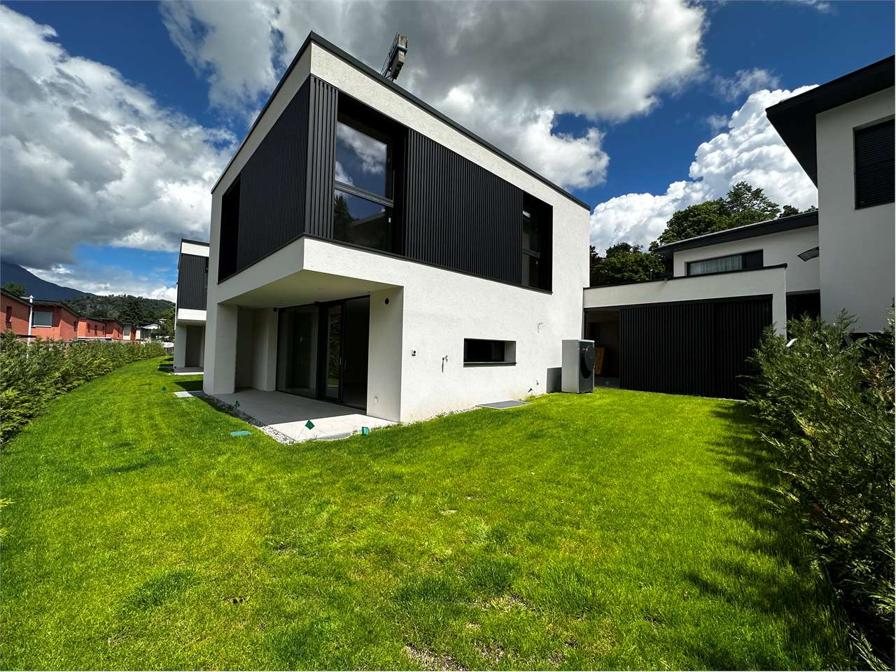 NEW VILLAS WITH GARDEN IN A RESERVED AREA