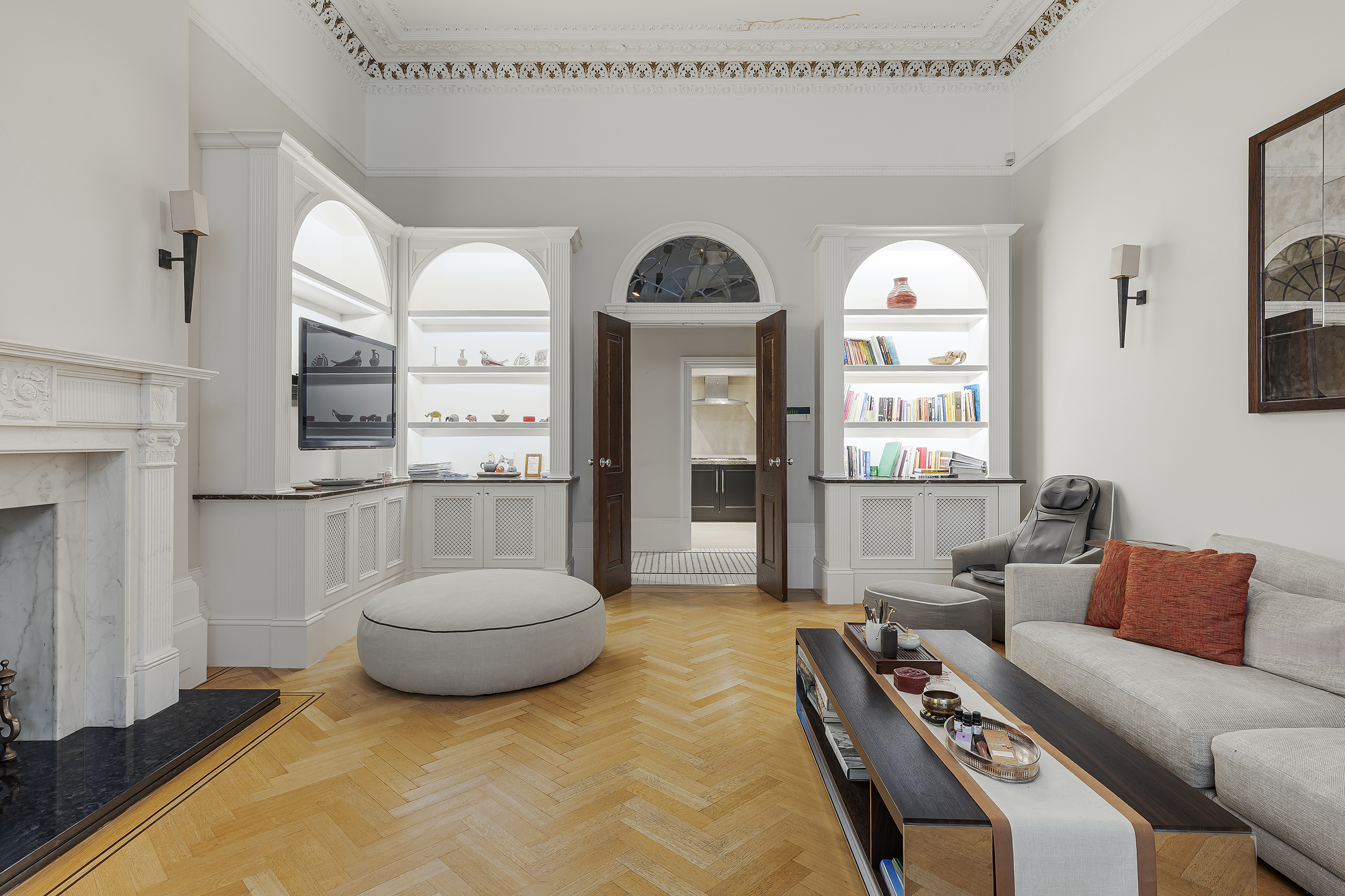 Grand Lateral Apartment by Kensington Gardens