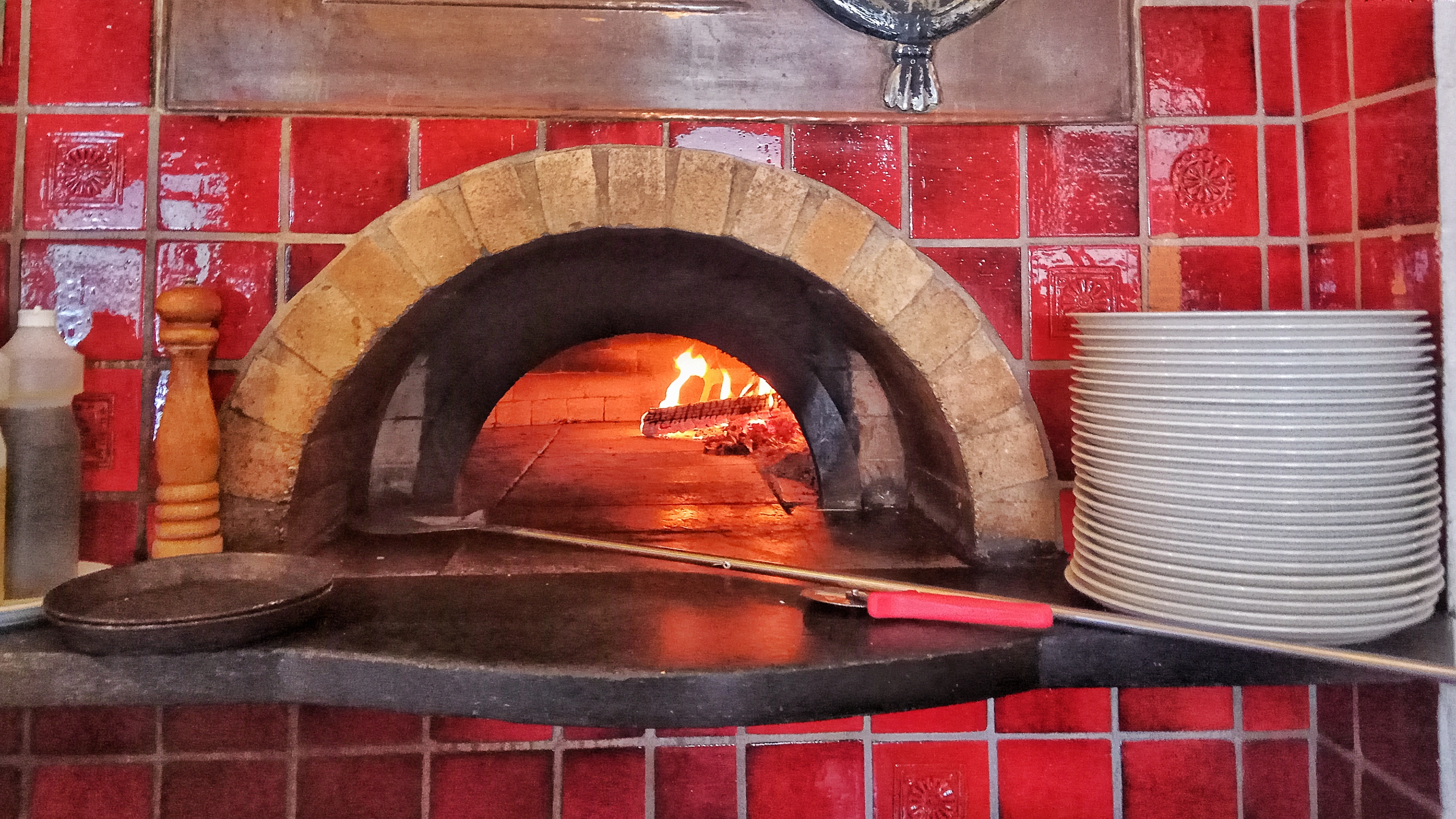 Superb Restaurant with Terrace by the Lake