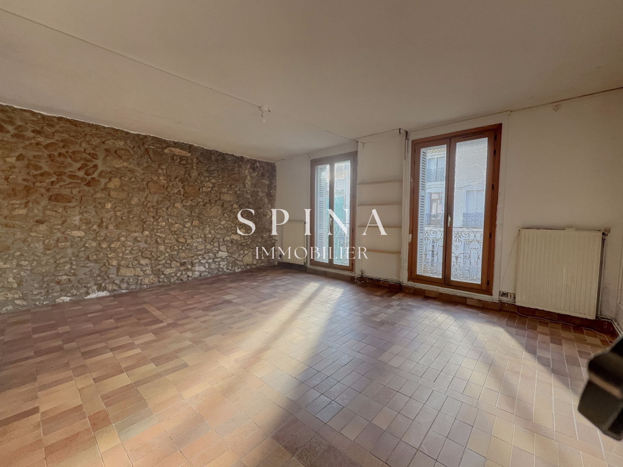 Béziers city center - Building with garage and large south-facing terrace - High potential