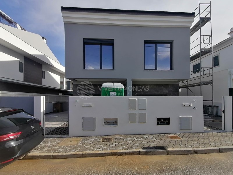 Contemporary 2+1 Bedroom House in Foros da Catrapona - Fernão Ferro