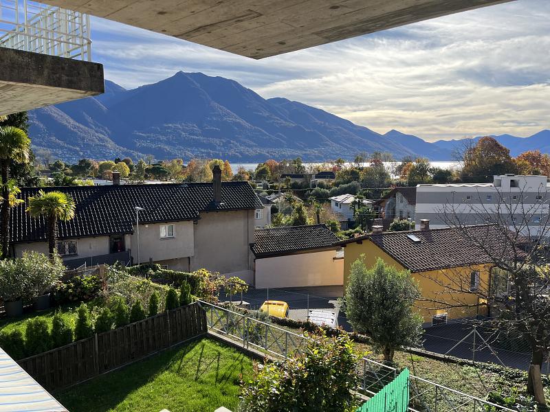 A DREAM WITH A VIEW OF THE LAKE AND A BEAUTIFUL GARDEN