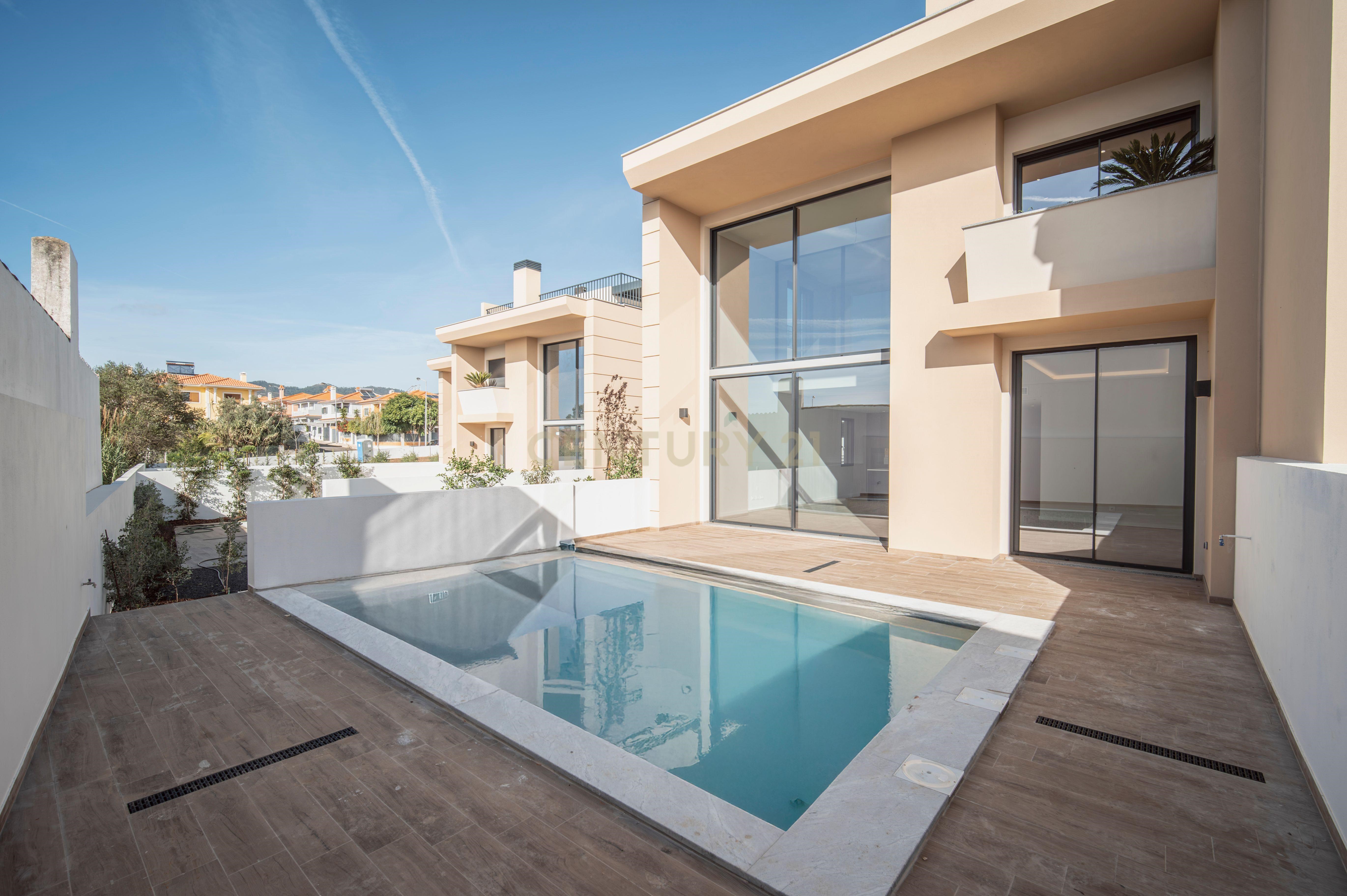 Exclusive condominium of 4 contemporary villas, located in Murches,