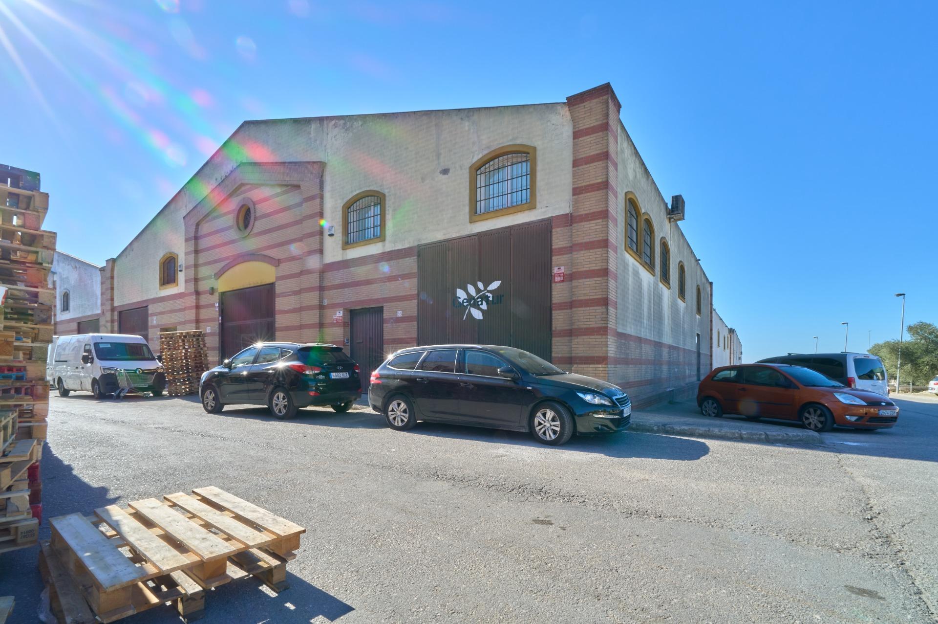 Warehouse in polygon next to Family Cash