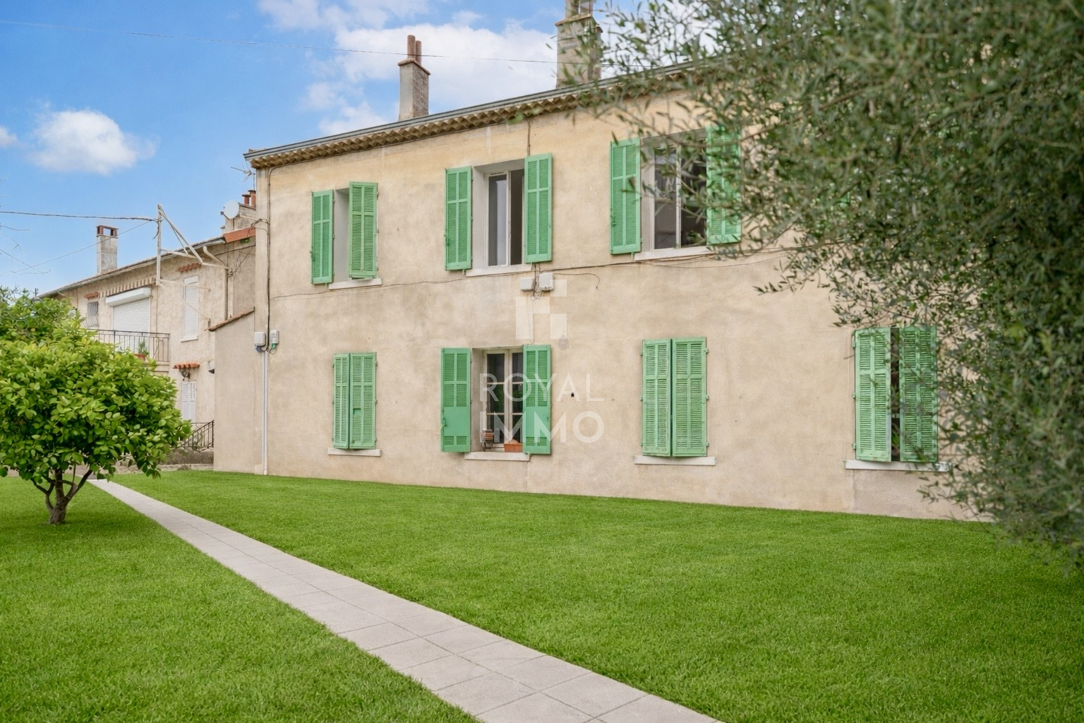 TOULON WEST Investment building 215 m2 + Garden + Parking