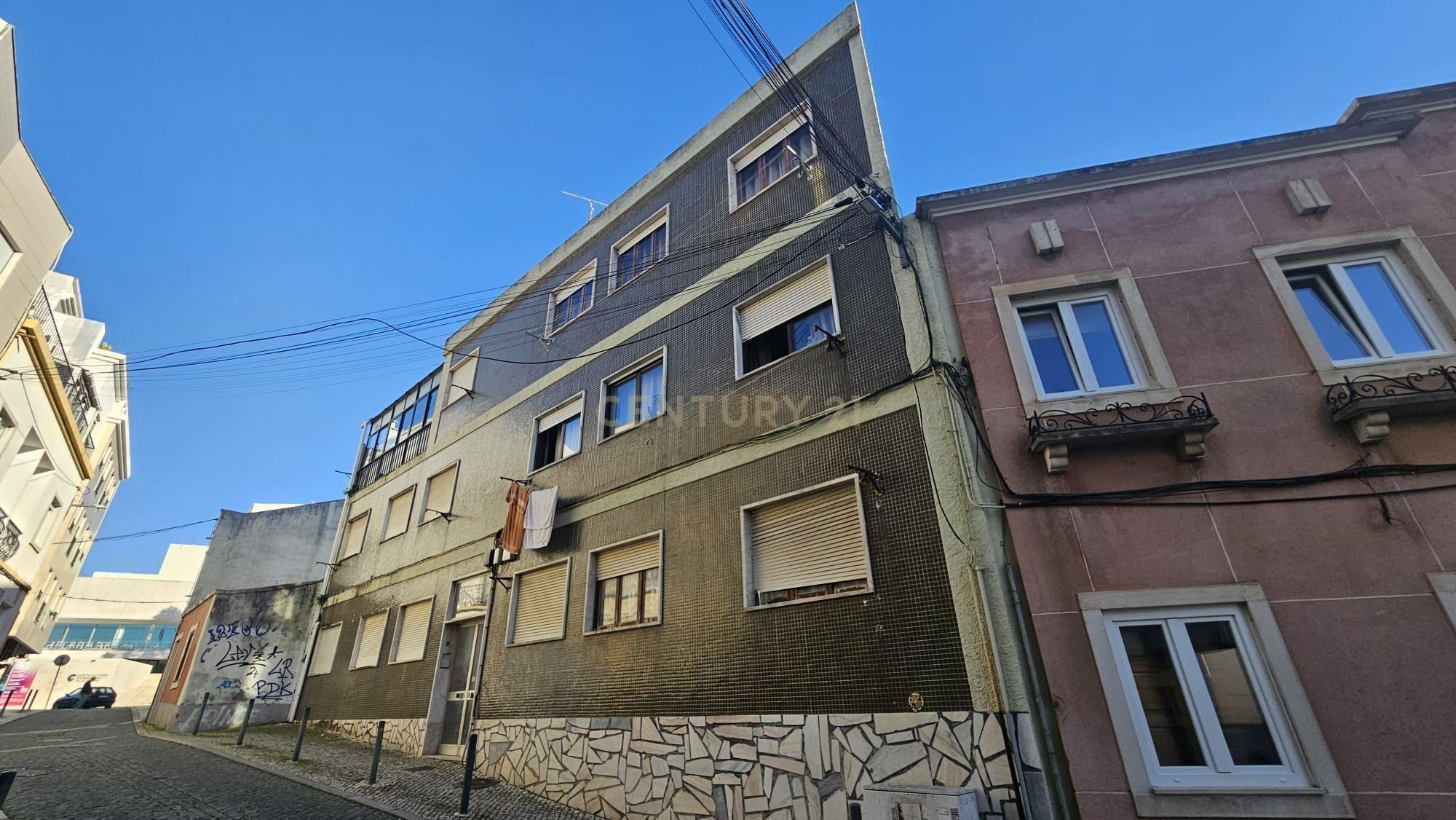 Building | 6 independent uses | Caldas da Rainha Center