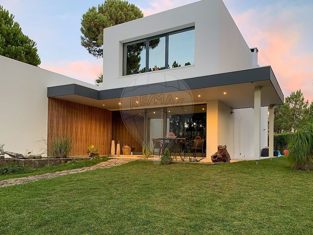 Home for sale in União das freguesias de Charneca de Caparica e Sobreda, Portugal