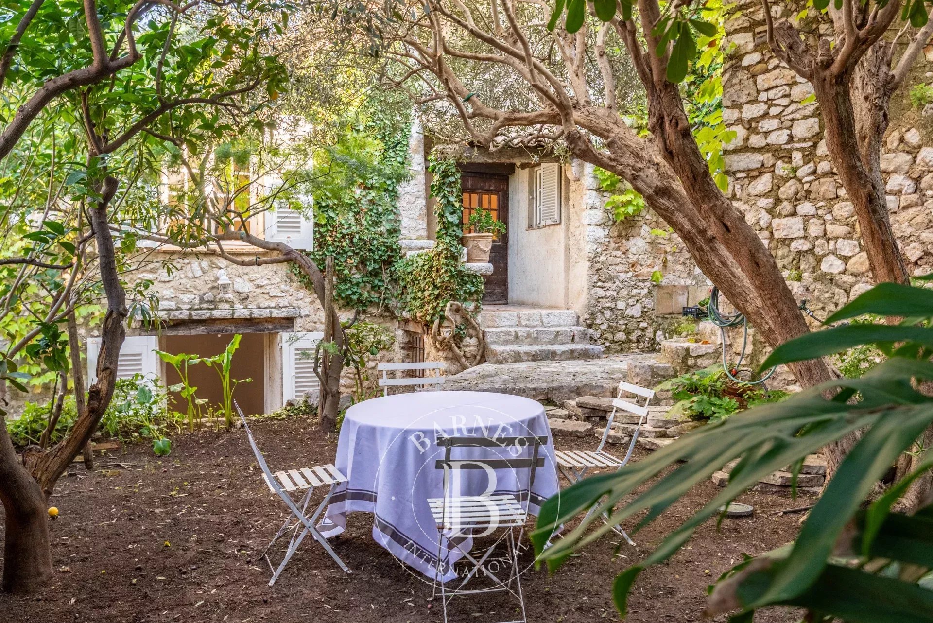 In the heart of Saint-Paul de Vence - village house with a garden