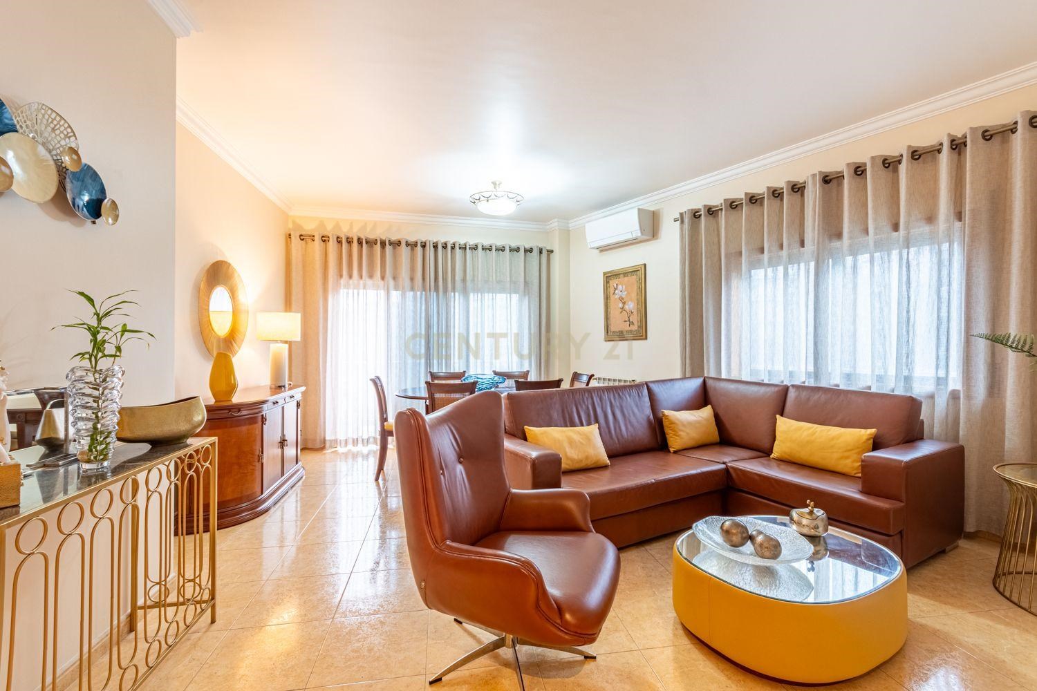 T3 with two balconies on Rua Pulido Valente Colinas do Cruzeiro