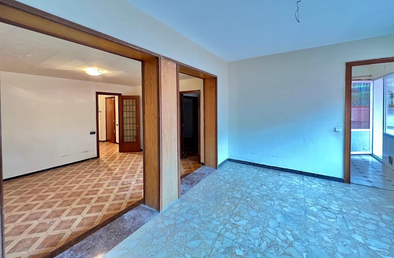 Vertical building with commercial premises and two floors