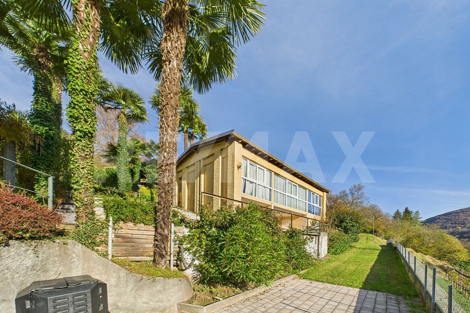 Helles haus mit Pool, Aussicht und Bauland