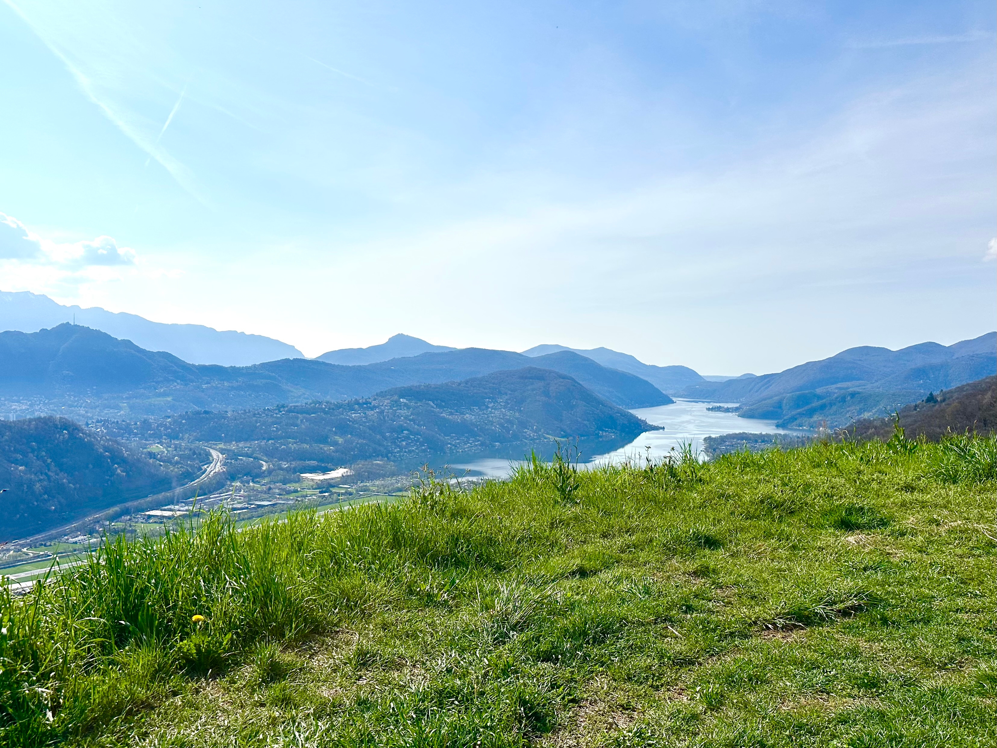 Terreno Edificabile con Vista Lago a Cademario Con Progetto .