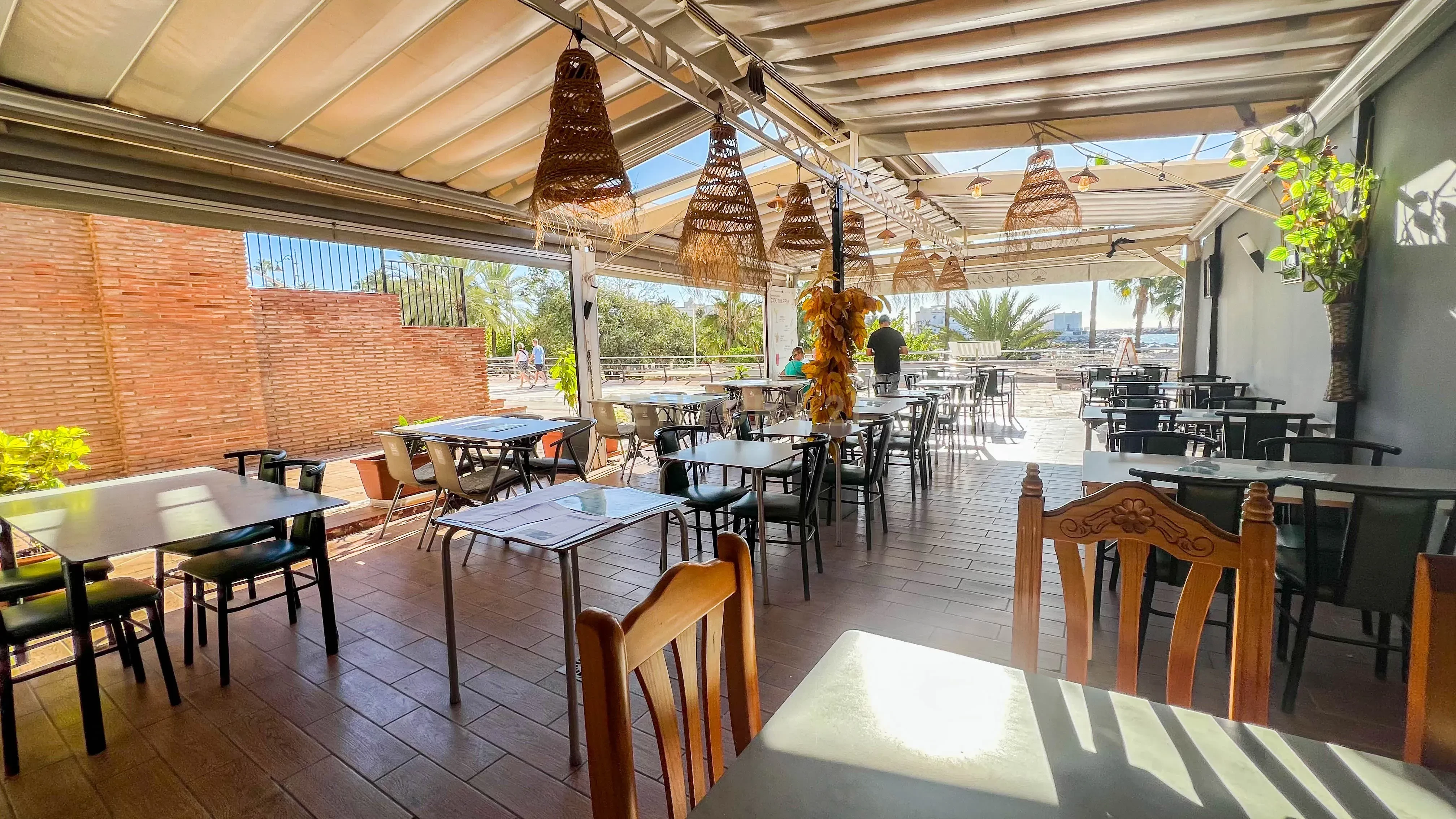 Transfer opportunity: Beachfront restaurant with terrace and sea views in Benalmádena