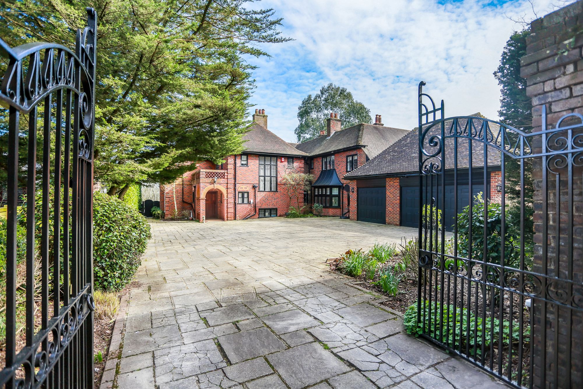 Detached House: for sale in Brighton