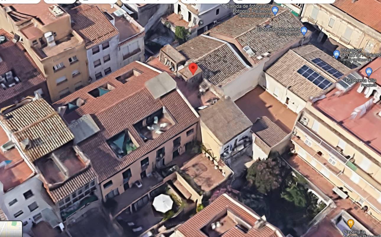 Opportunity: 137 m2 commercial space just steps from Carrer Cervantes, with the potential to convert it into a garage, storage,…