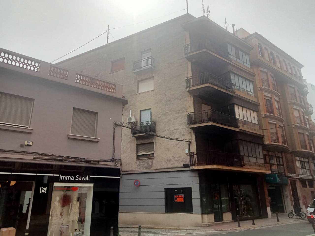 Corner building in the center of Oliva with high potential: premises, apartments and possibility of expansion