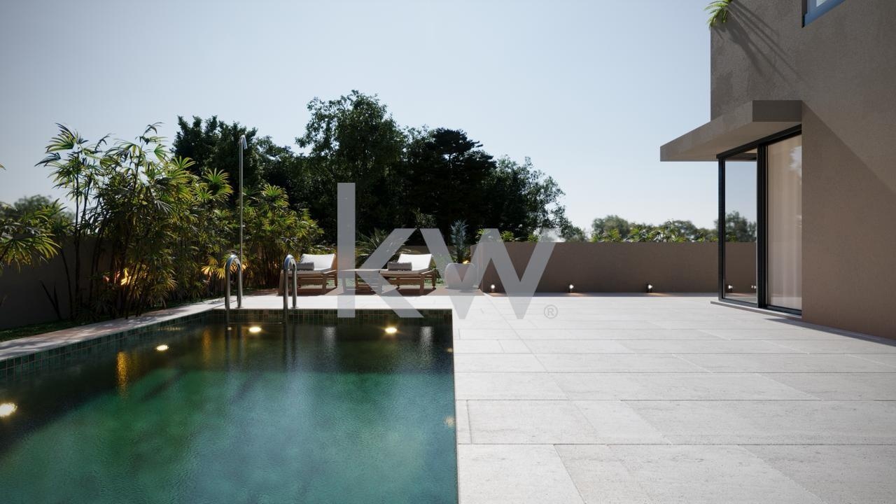 Land with 524m2 to build a detached 3-storey house in Albarraque