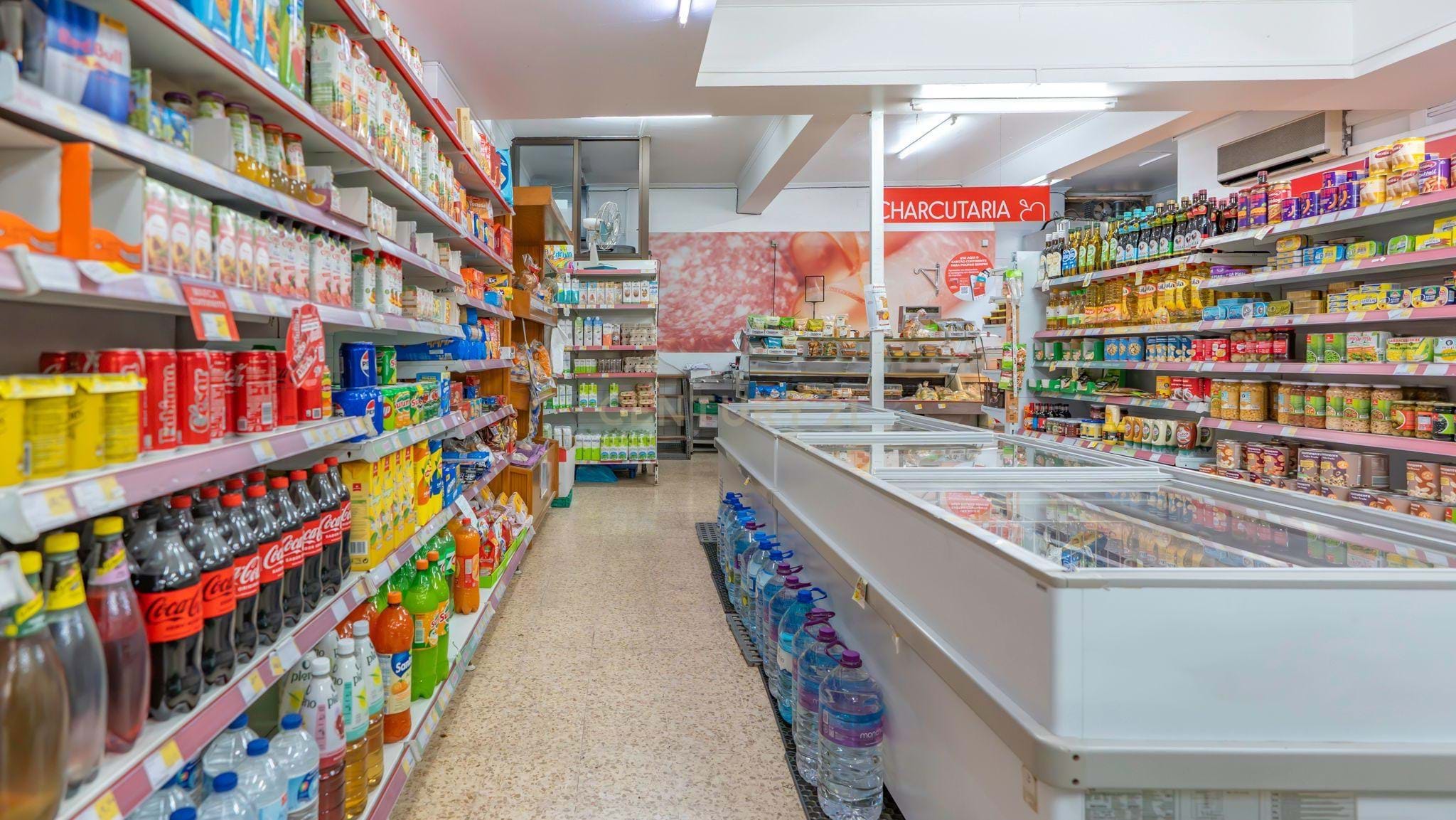 Transfer of Share - Commercial Store, an excellent investment opportunity in Oeiras!