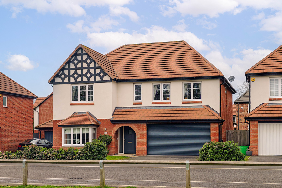 Detached House: for sale in Wollaton Nottingham