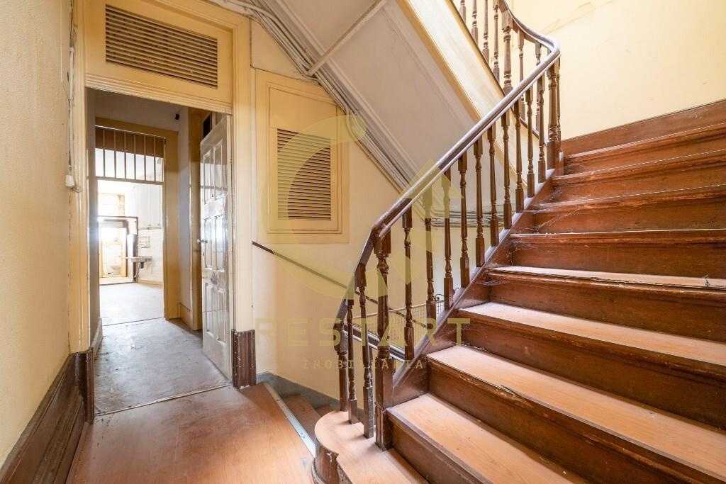 Historic building with 426m2 located in the heart of downtown Porto, in the iconic Batalha area