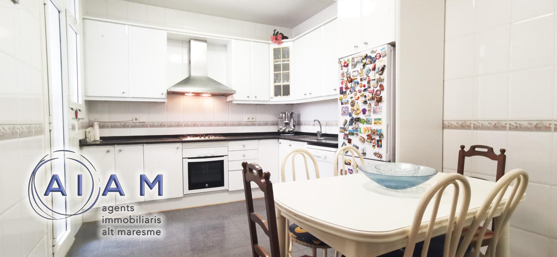 Building with premises and duplex housing on Església street