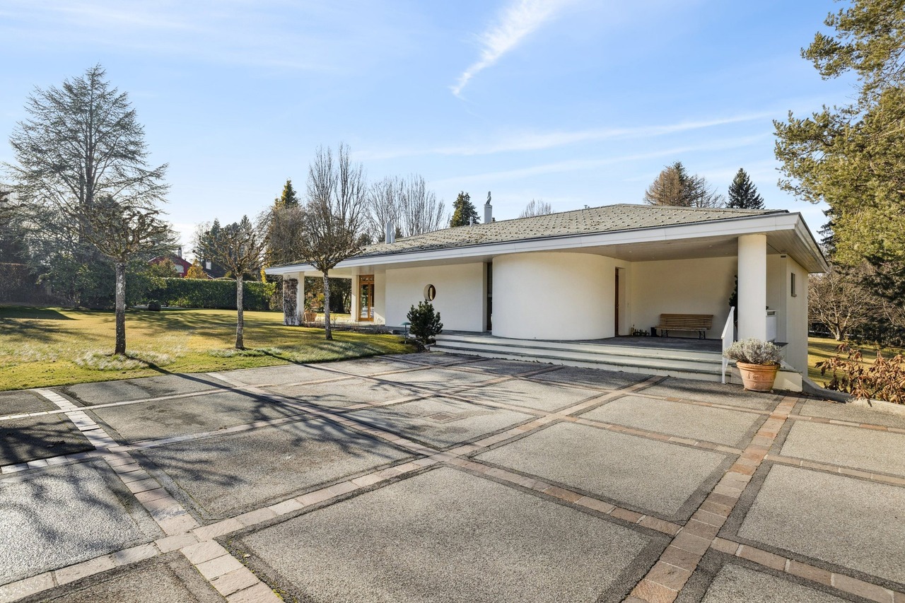 On the edge of the Golf de Lausanne - Significant building reserve