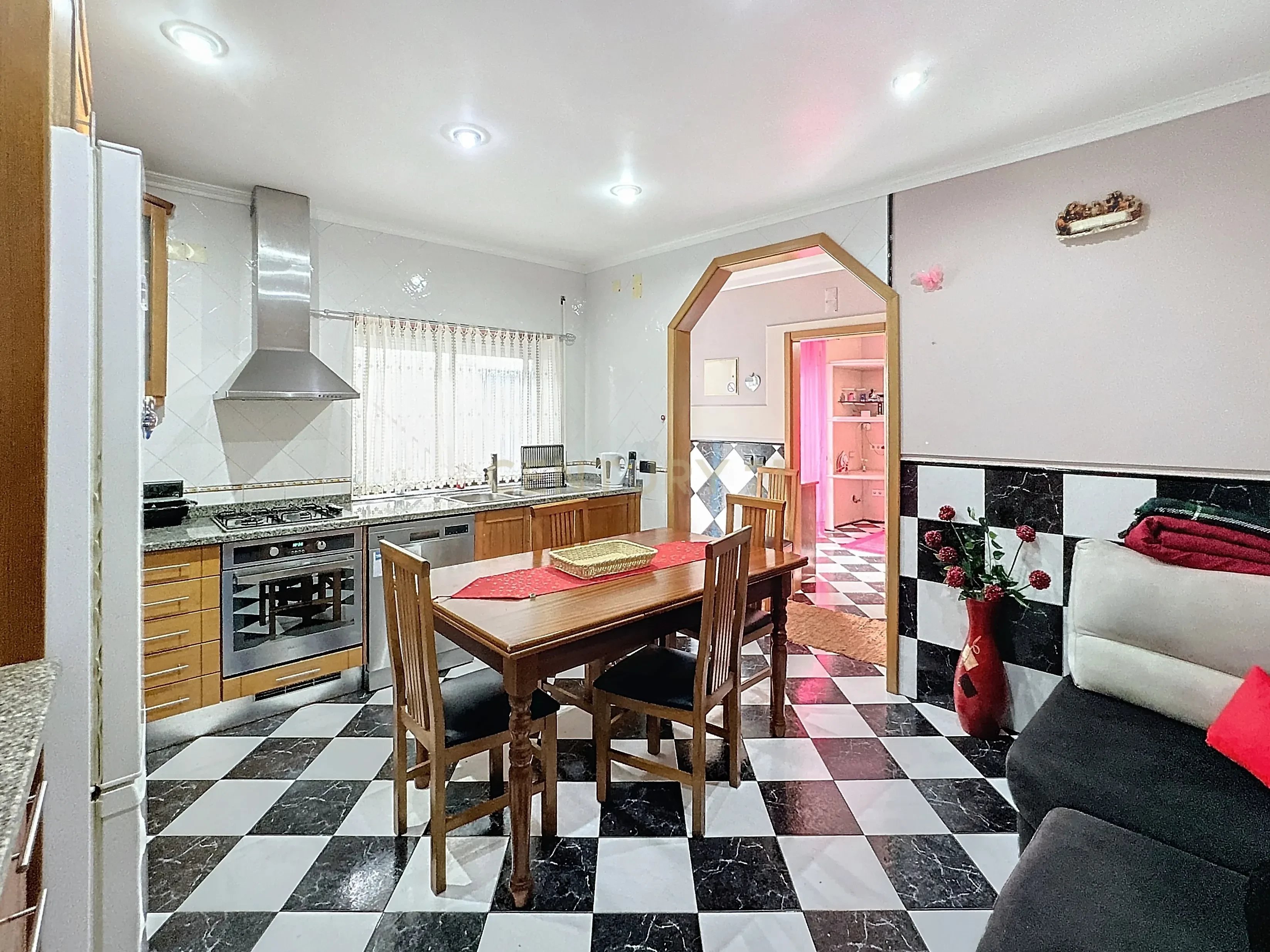 Prédio a dois passos do Areal , no Centro Histórico da Nazaré