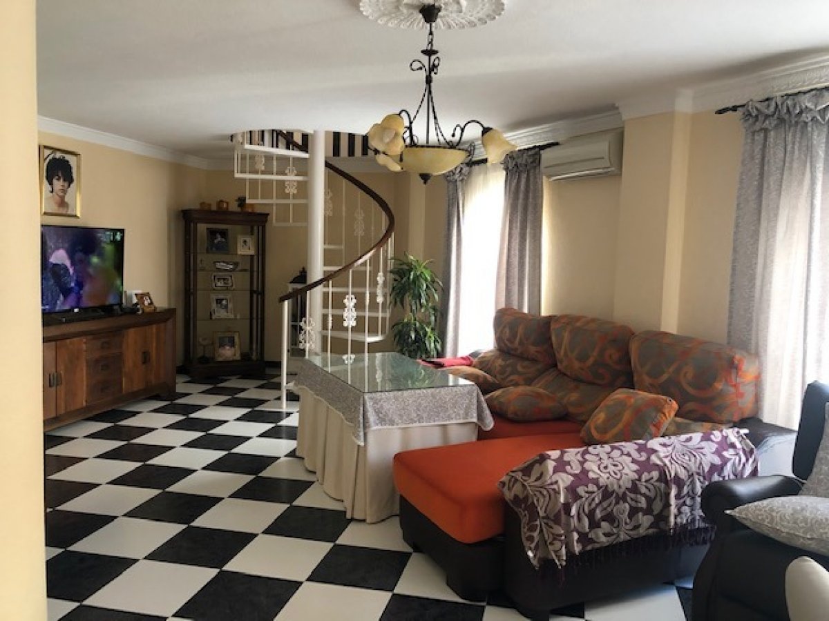 Building with duplex and local floor on the ground floor in the center of Alhaurin de la Torre.