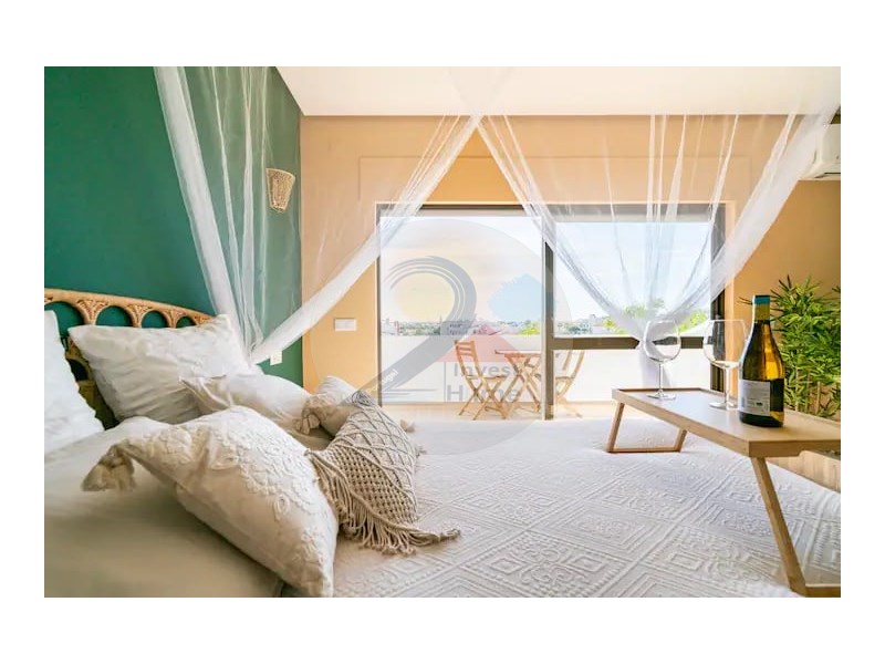 Excellent studio apartment, furnished and equipped, completely renovated, condominium with lift, swimming pool, parking, sea vie…