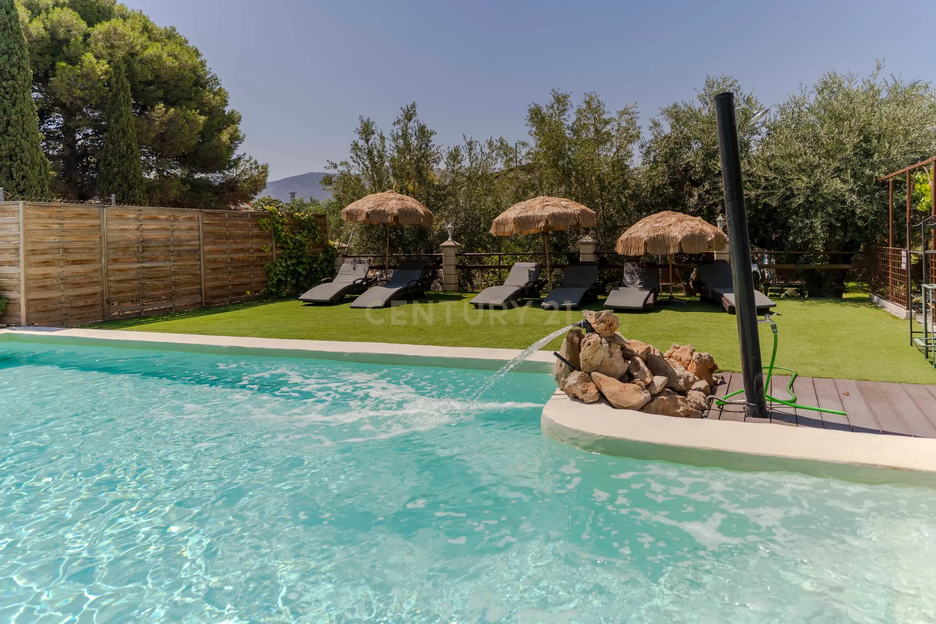 IMPRESSIVE AND VERY VERSATILE PROPERTY WITH RURAL COMPLEX AND INDUSTRIAL BUILDING