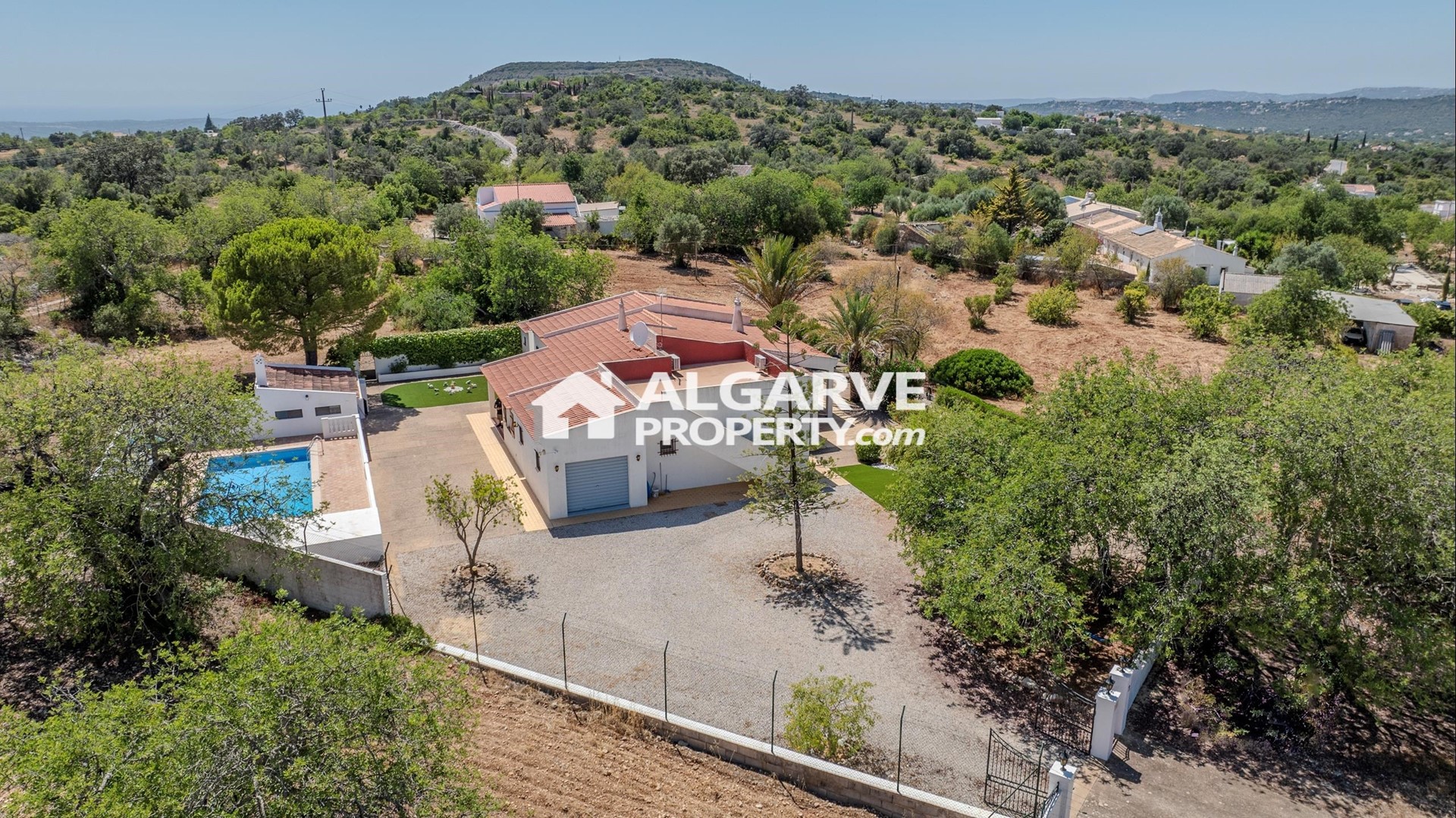 Charming 3+1 bedroom single storey Villa with great country views, near Sta Barbara de Nexe, Algarve