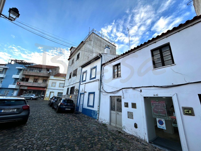 Mixed-use building in the centre of Sines