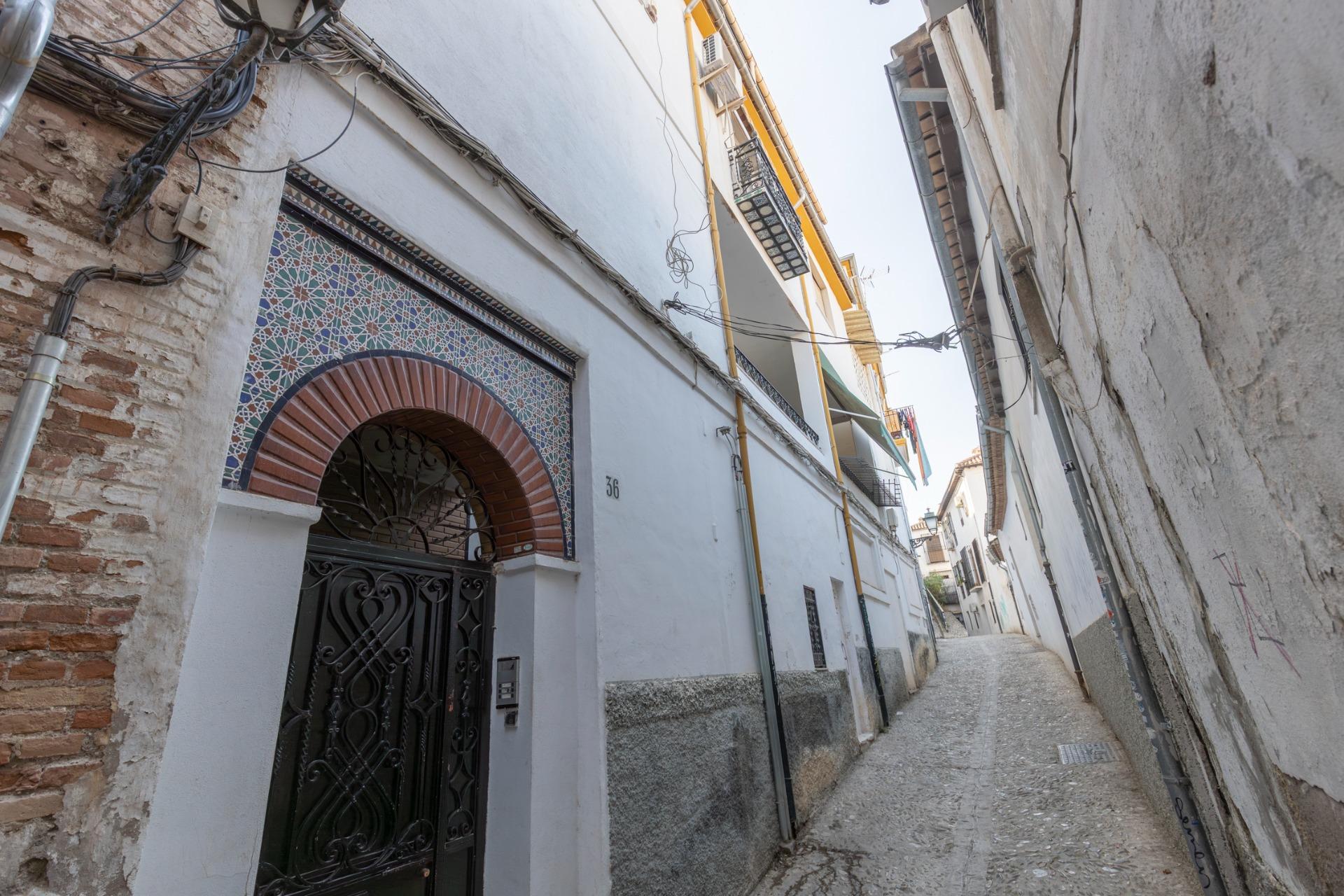 Complete building for sale next to Gran Vía- Bajo Albaicín