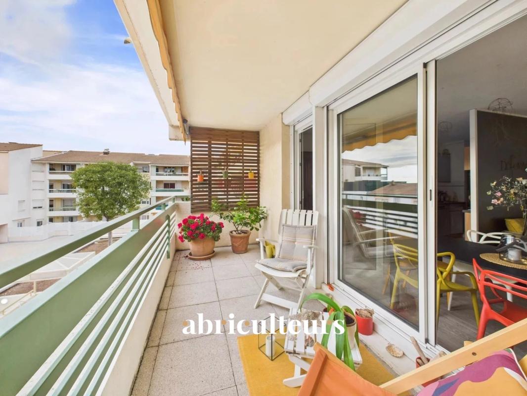 T3 crossing 74m2 – Terrace with open view – 2 minutes from the Prado beaches