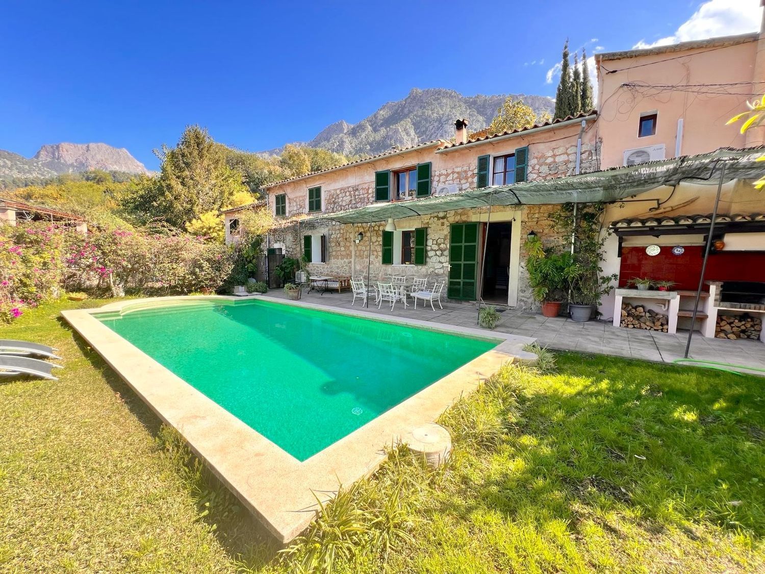 Incredible luxury villa with holiday licence in the Serra de Tramuntana mountains.