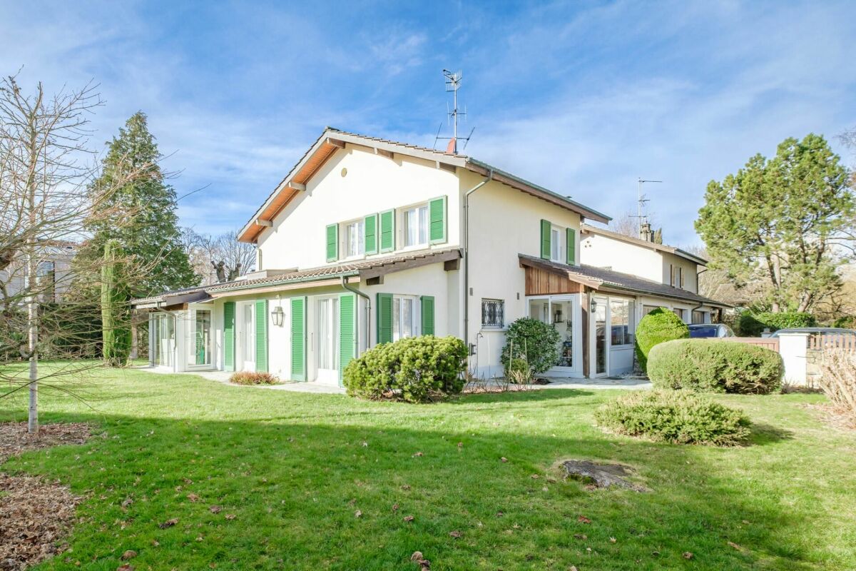 Exclusive: detached villa in a quiet area with a view of the Salève