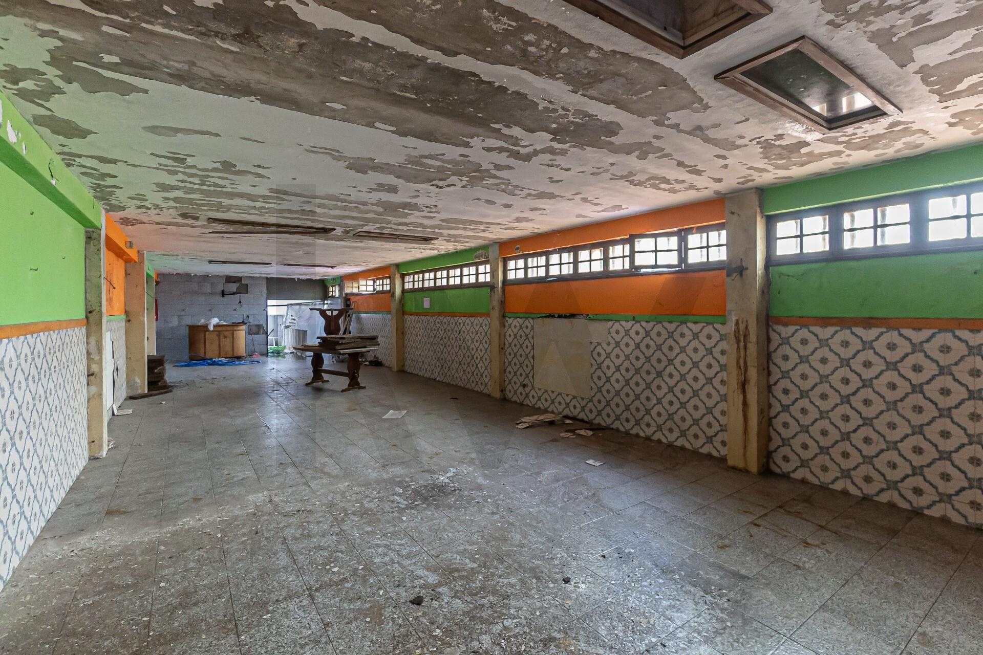 Spacious two-story shop for renovation in the center of Porto - Rua Gonçalo Cristóvão
