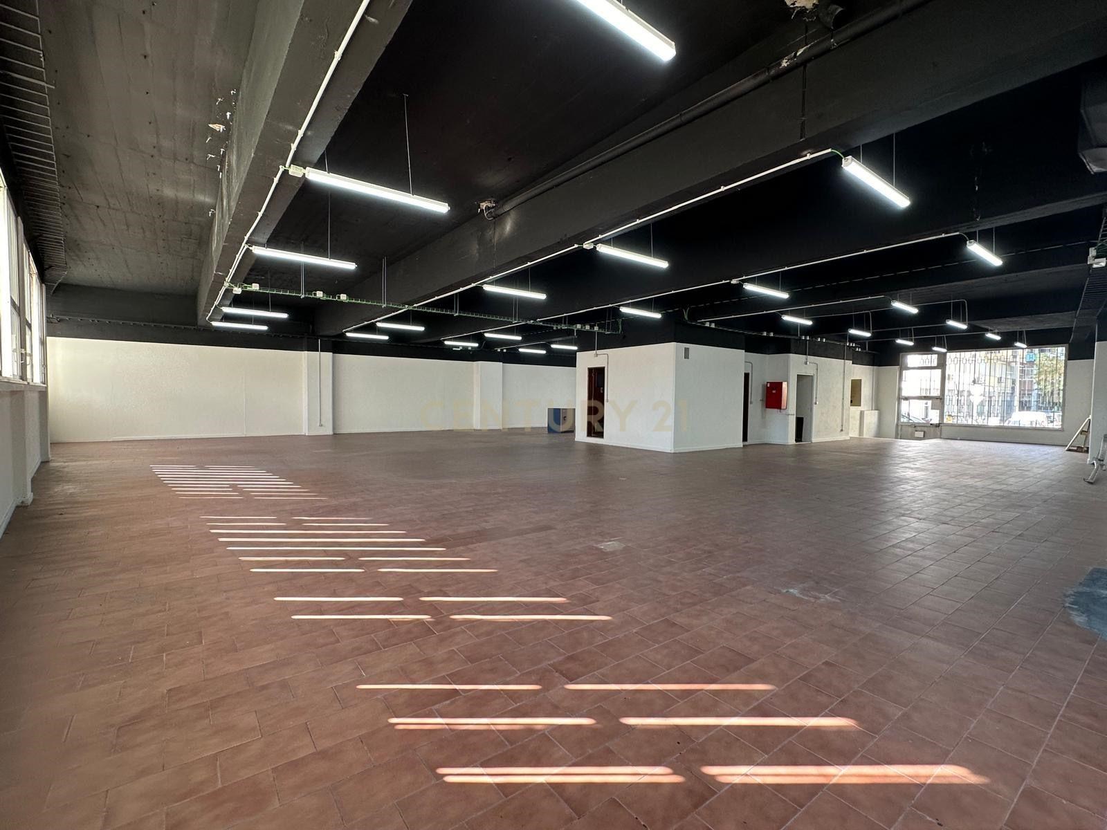 Office and Warehouse with High Ceilings and Vehicle Access in Prior Velho