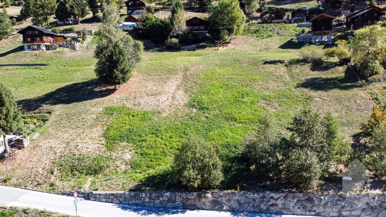 Very nice plot ideally located for main residence