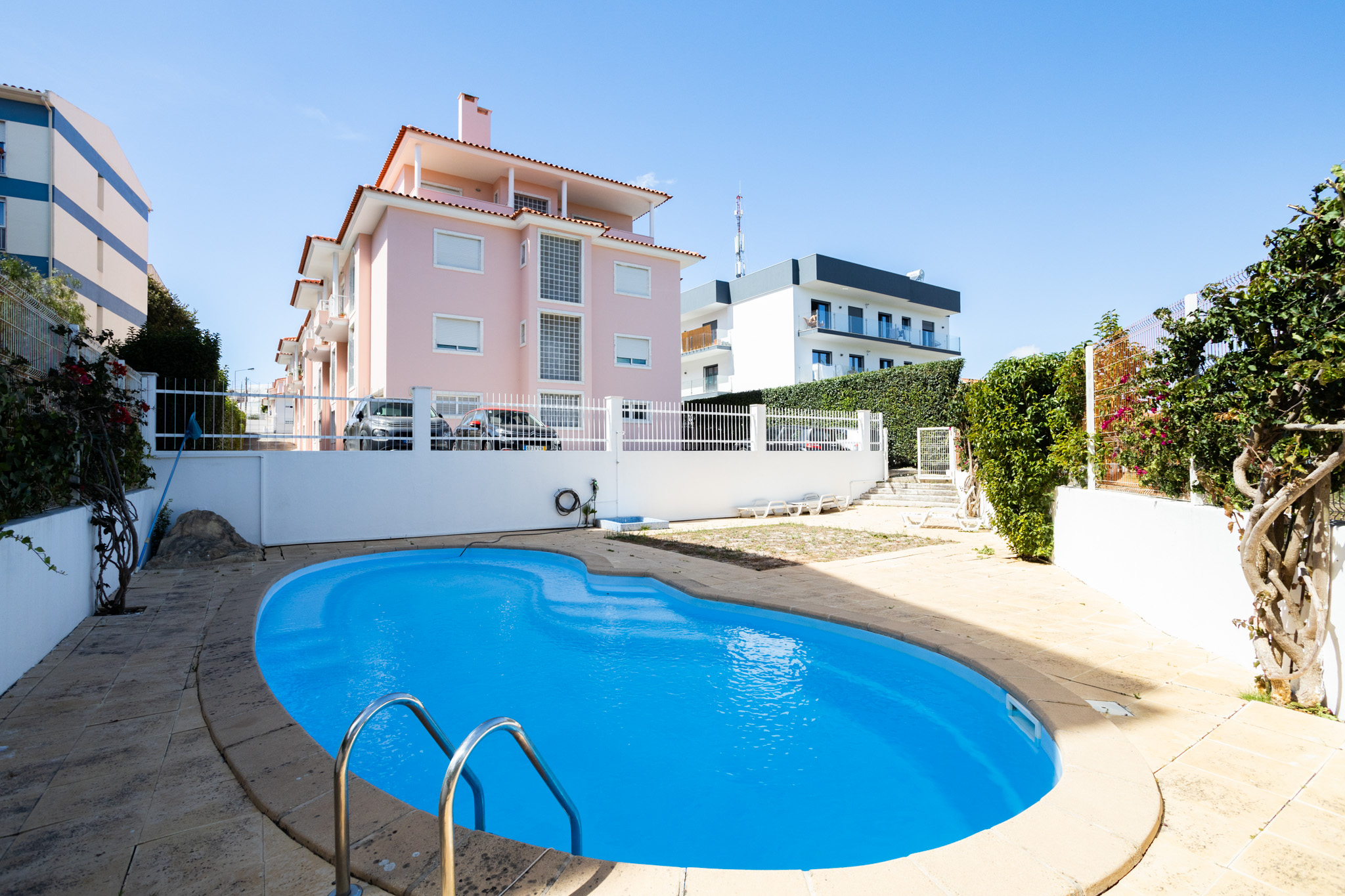 Discover the Perfect Home: 3-Bedroom Apartment with Pool and Garden in Gated Community for the Ideal Family!