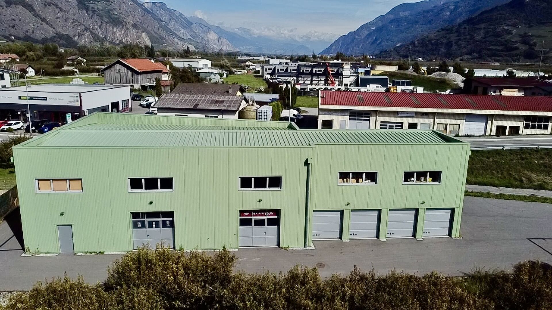 Halle for sale in Fully, ideal for craftsmen and SMEs