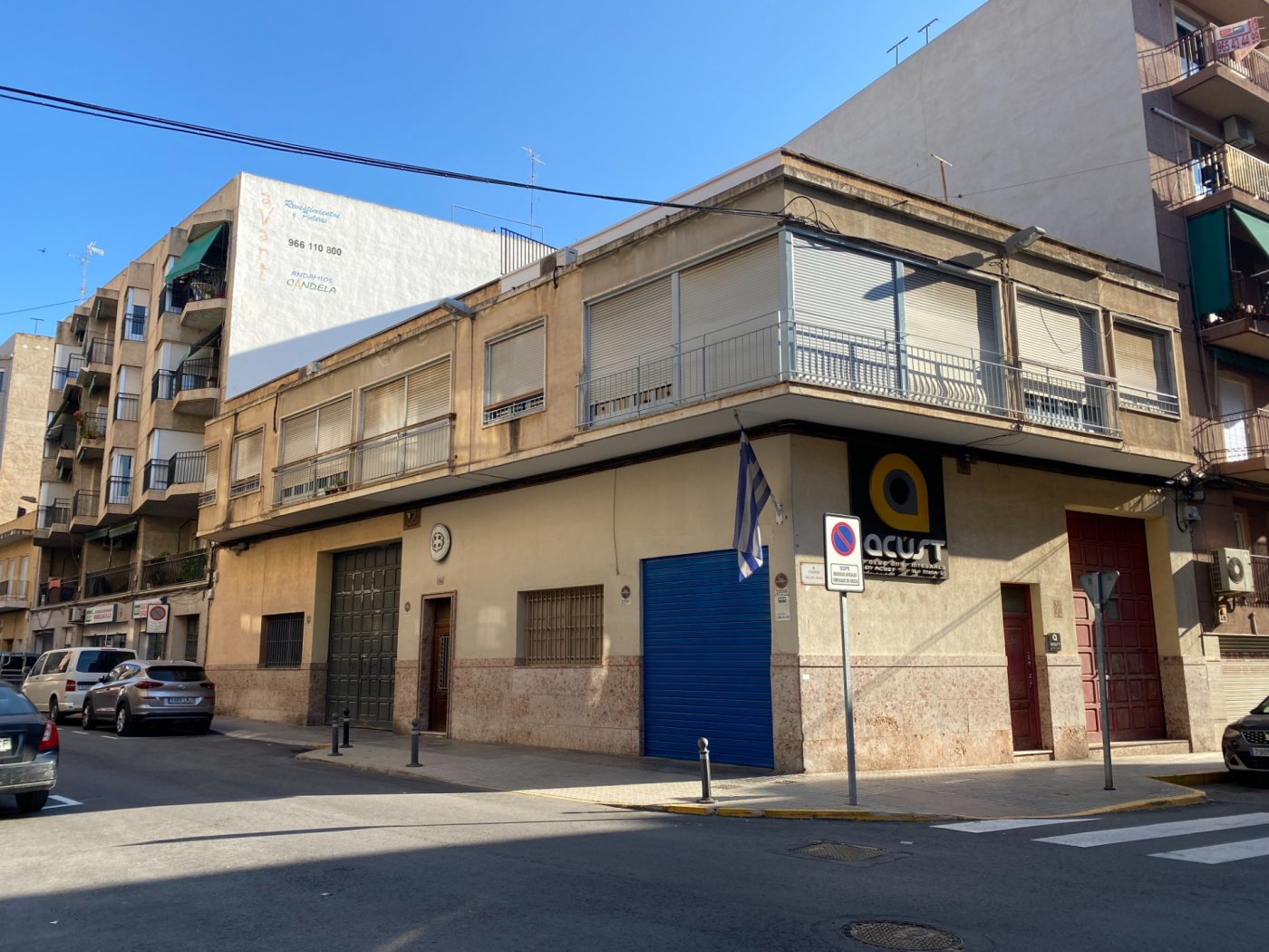 Building for sale in Altabix 2 blocks away! Currently with 2 homes on the top floor, premises and basement