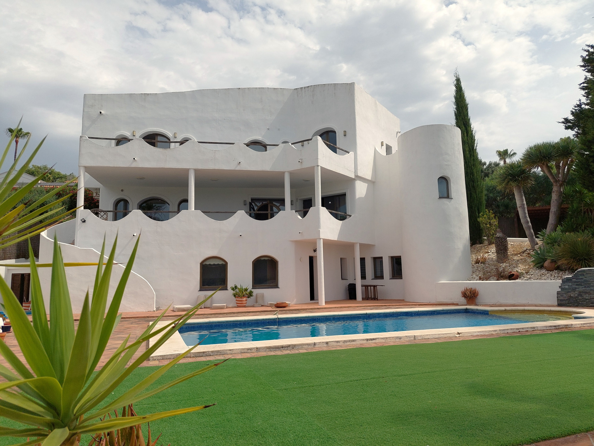 INVESTMENT OPPORTUNITY: Spacious Villa of Unique Design on an Elevated Plot in Sotogrande Alto With Golf Views.