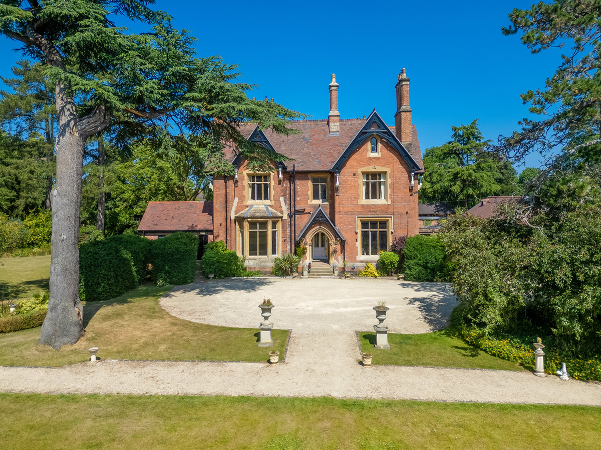 Detached House: for sale in Warwick