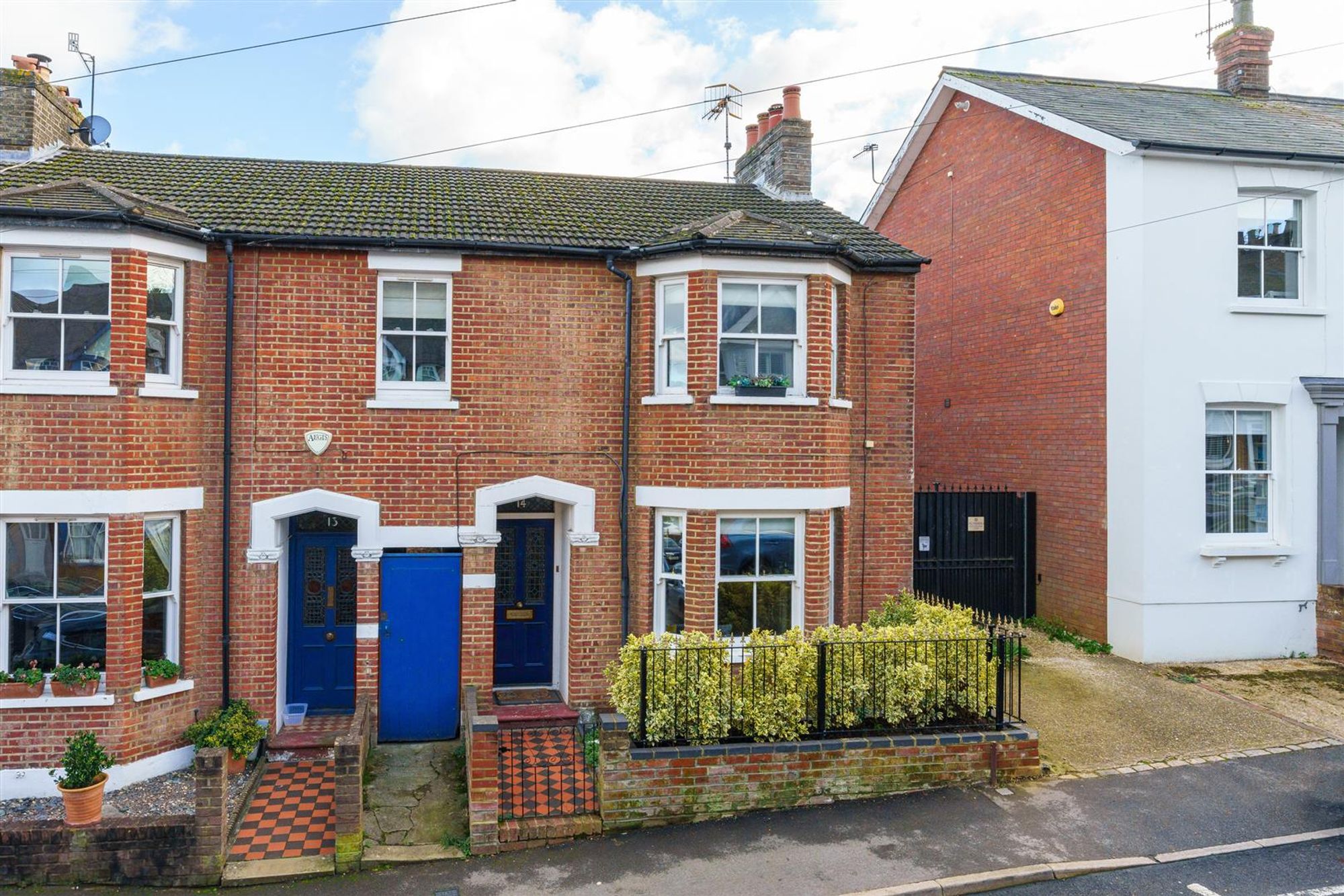 Under Offer: Semi-Detached House for sale in Berkhamsted
